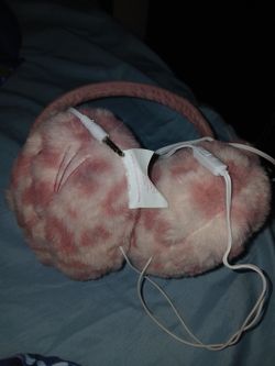 Kitten pink headphones