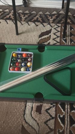Mini pool table