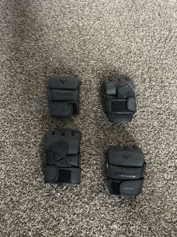 MMA fighter gloves