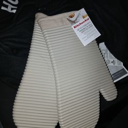 2 Oven Mitts