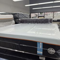 CALIFORNIA KING SIZE TEMPURPEDIC LUXEBREEZE (FIRM) MATTRESS & BOX SPRINGS BED SET
