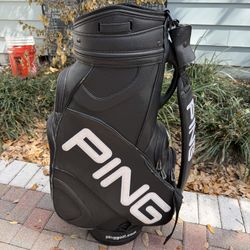 Ping staff golf bag. Full size black. All zippers work