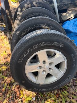 Stock Jeep Wrangler Tires and Wheels