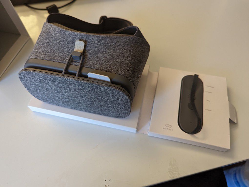 
Google Daydream View Mobile VR Headset - Slate (Discontinued Product)