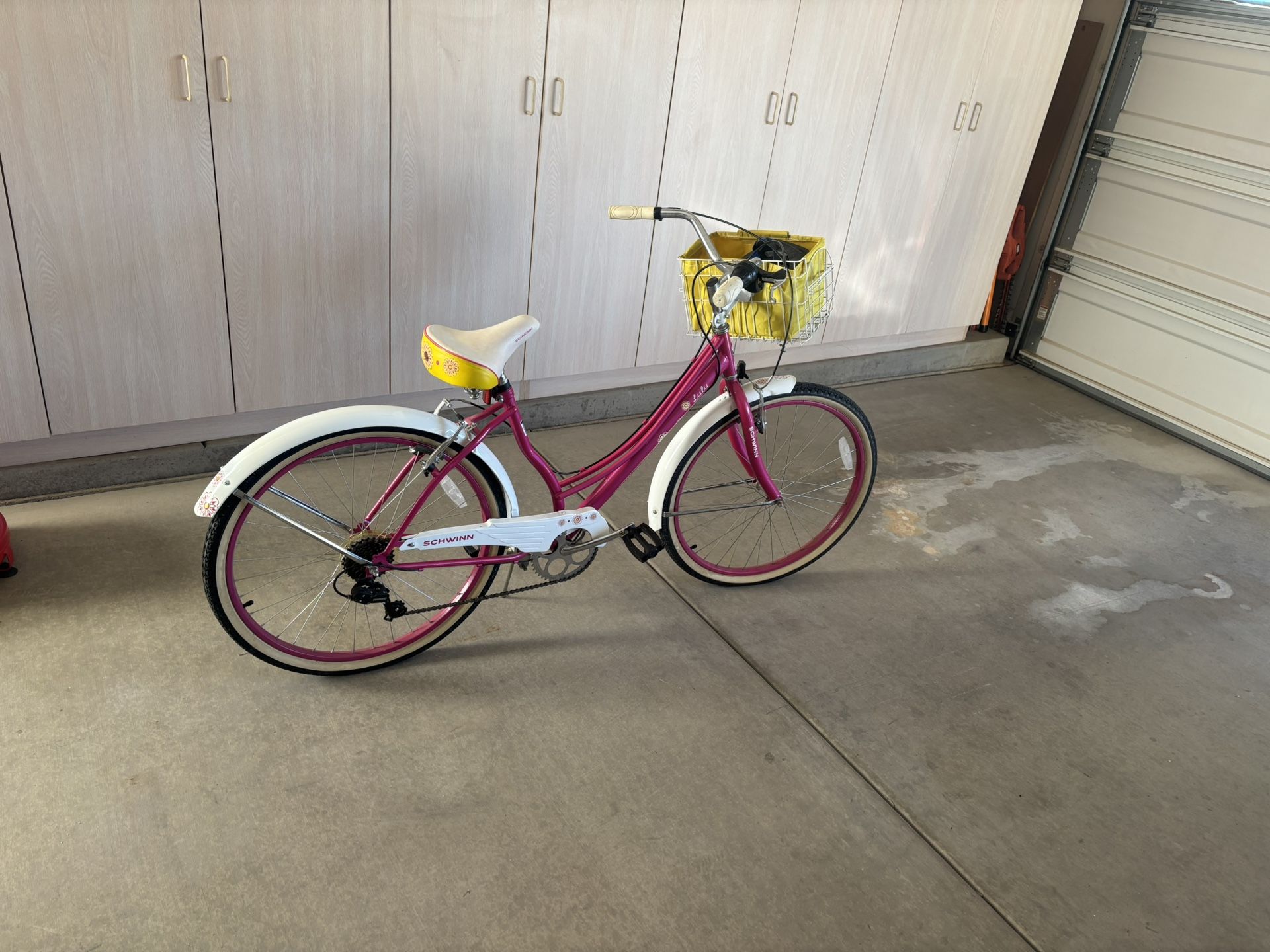 Schwinn womens Lulu 26 Cruiser Bike
