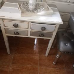 CUTE SMALL ACCENT TABLE AT PICKY PINCHERS 801 TURNER ST CLEARWATER OPEN TODAY 12-4 FREE DELIVERY  OPEN SUNDAYS GO BOLTS 