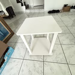 Like-New White End Table / Side Table -