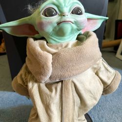 Star Wars Grogu The Mandalorian Life-Size Statue Side Collectibles