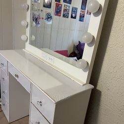 White Makeup Vanity With Drawers 