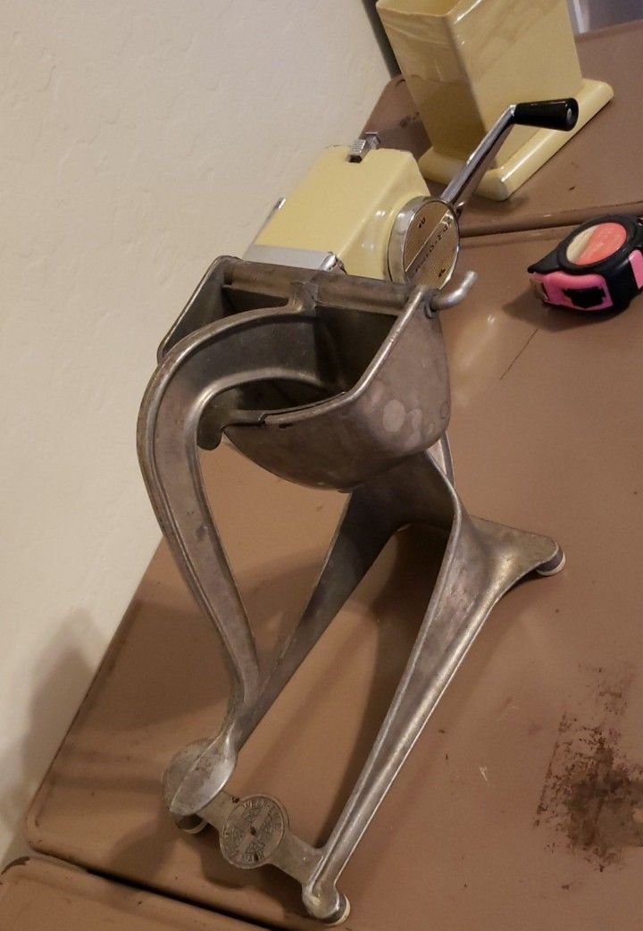 VINTAGE ALUMINUM METAL WEAR-EVER TRADEMARK JUICER KITCHEN TOOL MANUAL HAND JUICER