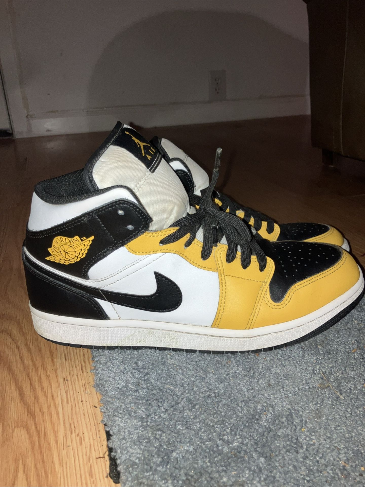 Air Jordan 1 Mid Black Yellow White Size 10