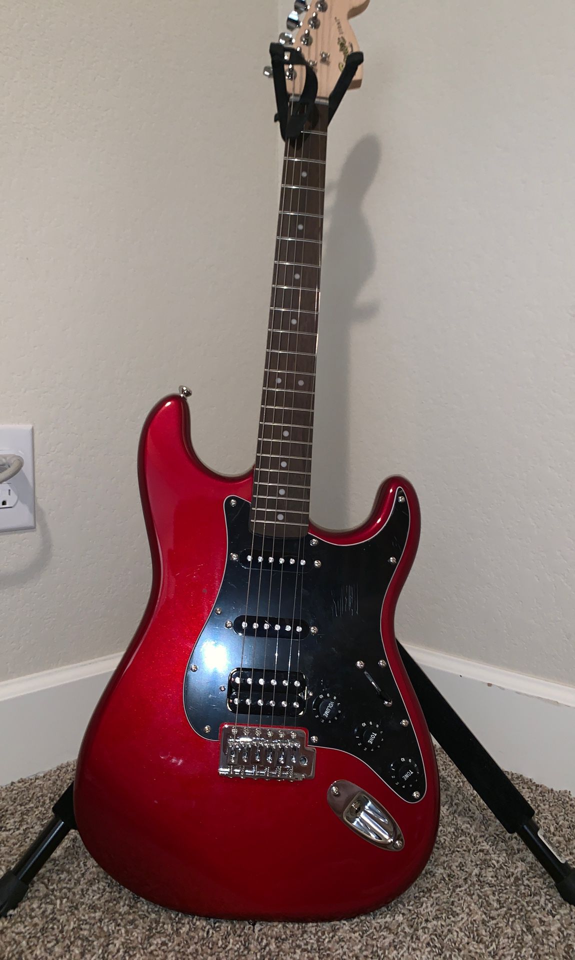 Fender electric guitar! Comes with bag and extra picks used it a little in high school but never learned how to play it properly trying to give it so