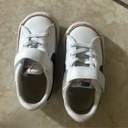 Toddler Nike sneakers size 6C
