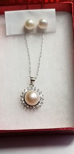 Very Nice Freshwater Pearl Necklace /Earrings set