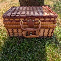 LIKE NEW Vintage Elizabeth Arden Woven Wicker Wood Picnic Basket