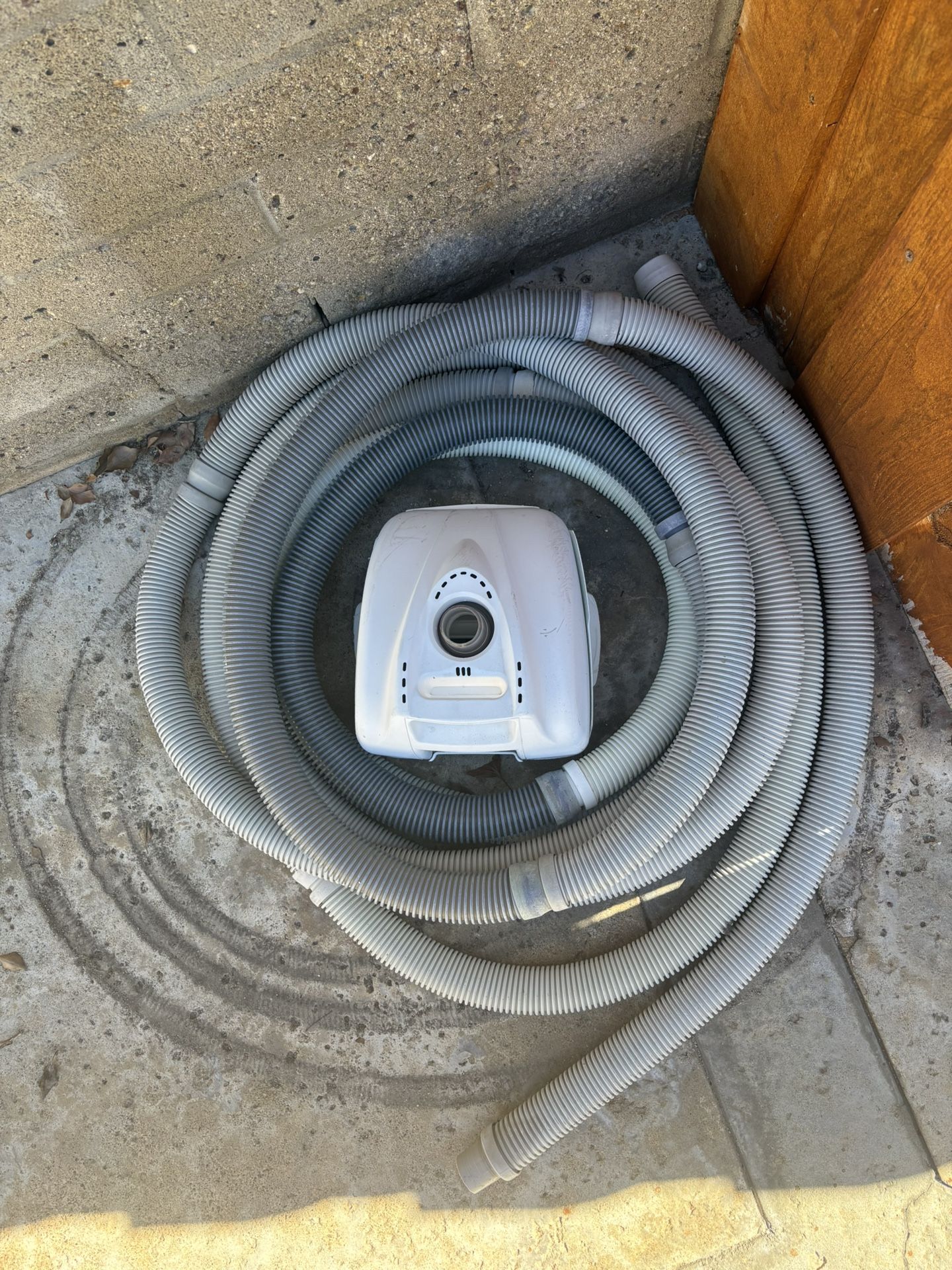 Hayward V-230 Pool Vacuum with 38 Feet Of Hose & Leaf Catcher.