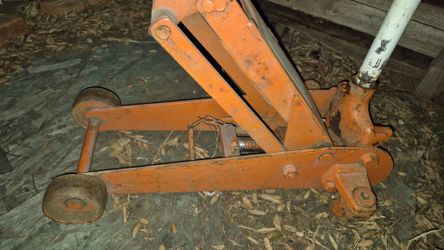 Floor jack 2 ton model PF200M 
Mohawk. It is a professional-grade hydraulic service jack
