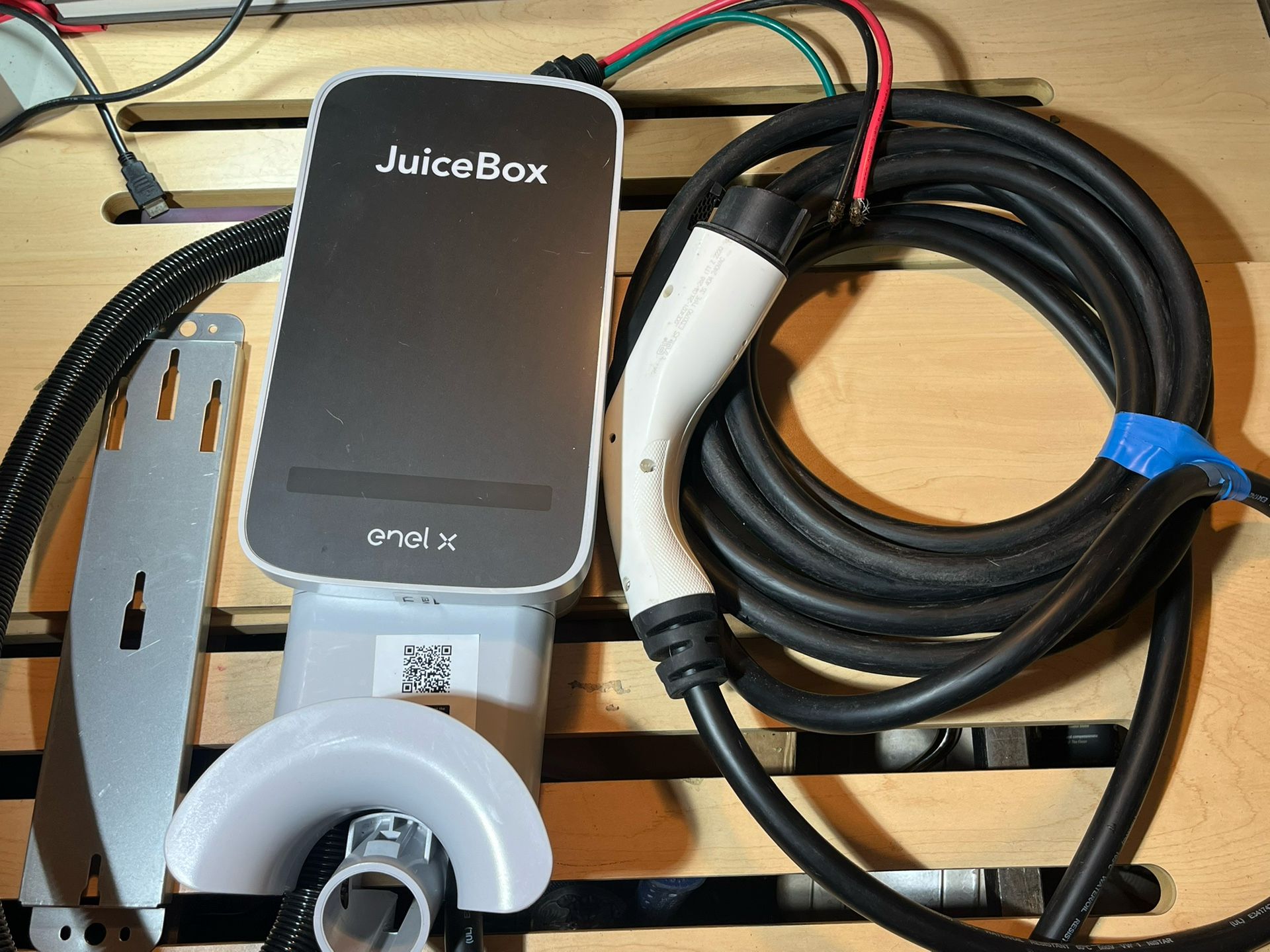 Enel X JuiceBox 40A Electric Vehicle EV Home Charging Station + Bracket Untested