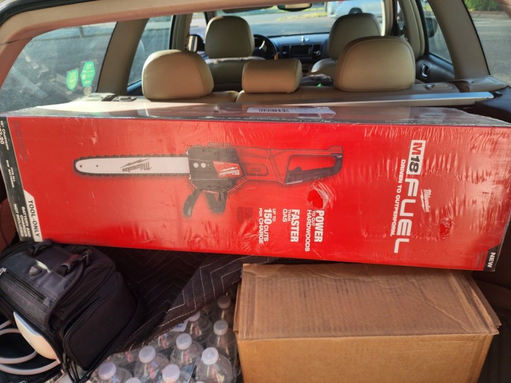 Milwaukee
M18 FUEL 16 in. 18-Volt Lithium-Ion Brushless Battery Chainsaw (Tool-Only)
, New