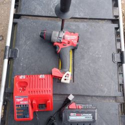 MILWAUKEE HAMMER DRILL 18V LITHIUM FUEL BRUSHLESS WITH BATTERY AND CHARGER 