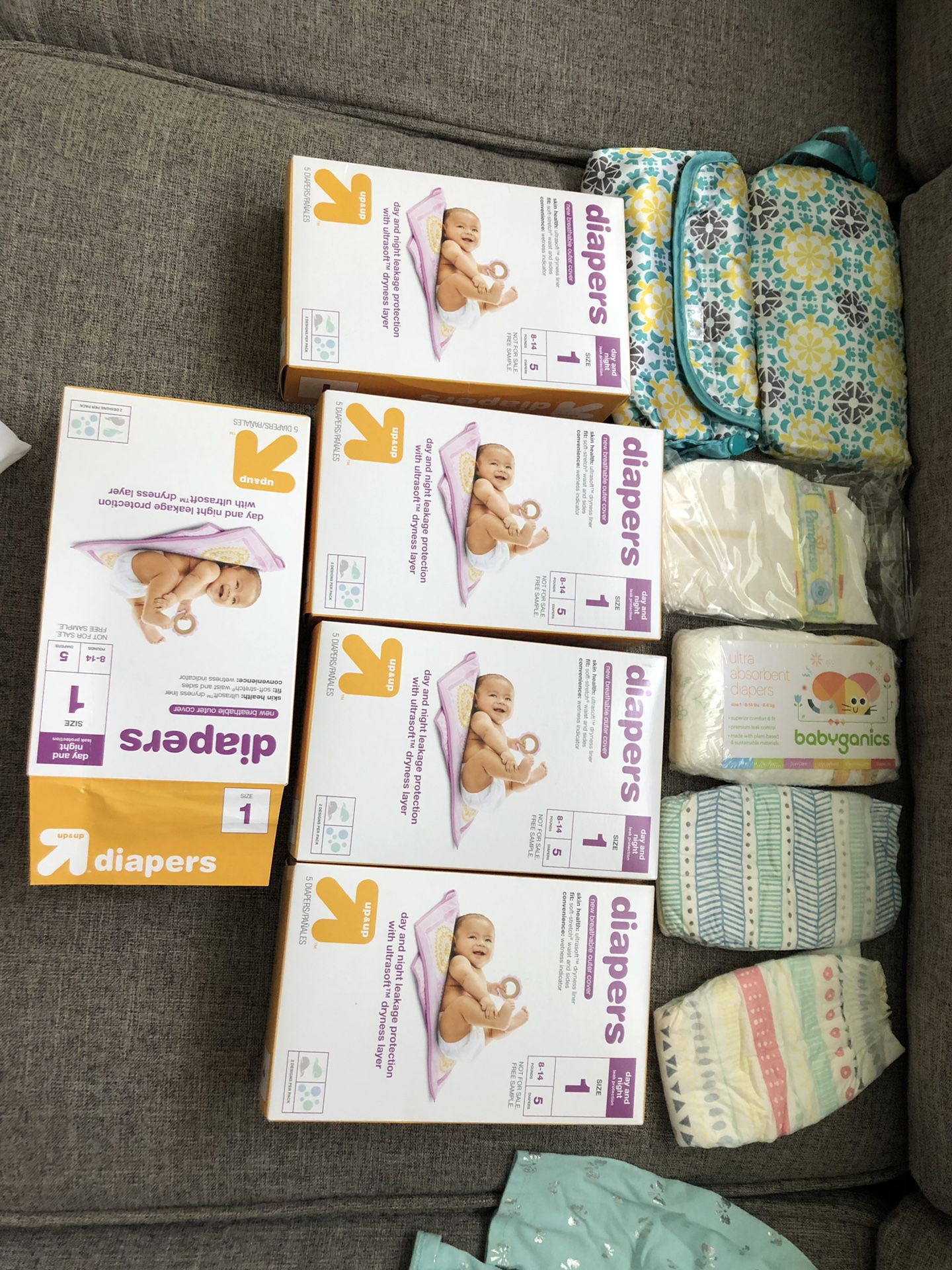 Baby bundle-newborn diapers samples (target brand and honest )large bag of baby clothes, changing pad with covers etc