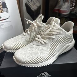 Adidas AlphaBoost Sz: 9.5 