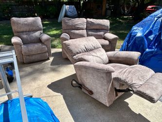 Reclining loveseat and 2 reclining chairs $250 all 3 pets were around
