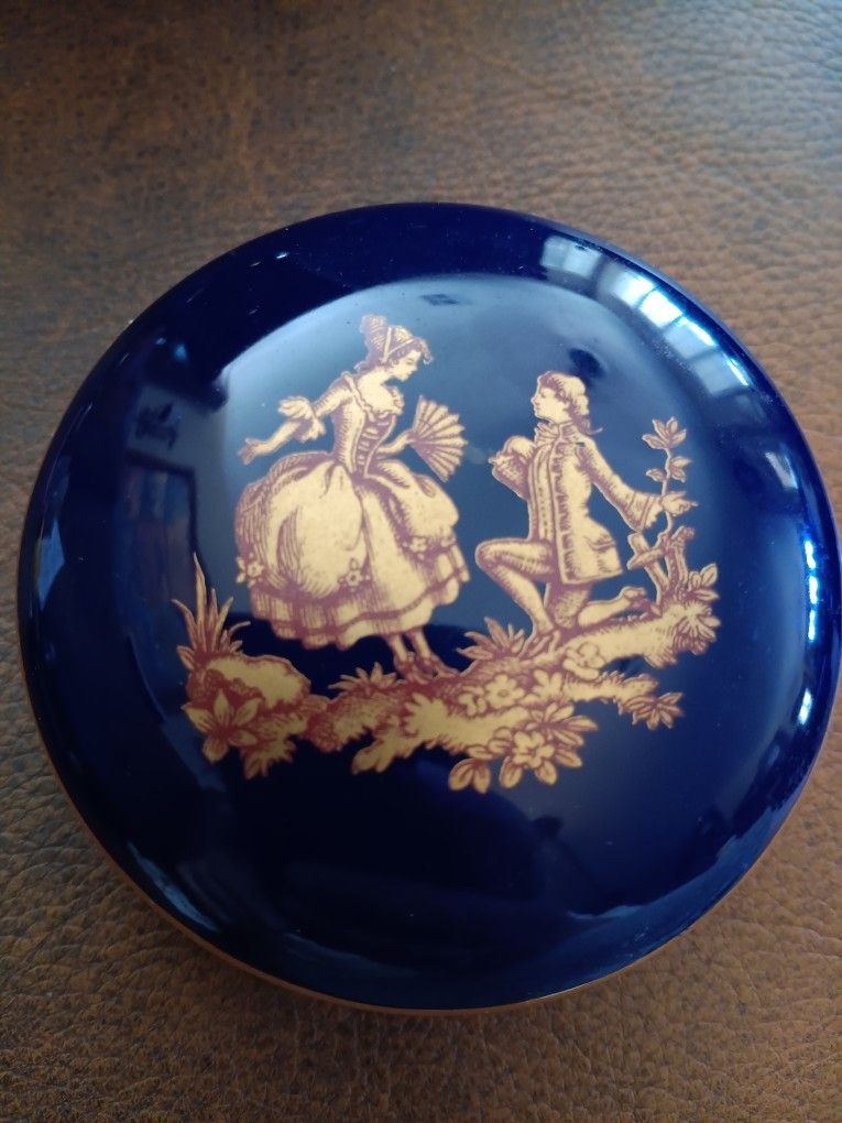 VTG Limoges France, Small Box in Fine Porcelain Blue Cobalt Color
3 1/2" Beautiful Condition