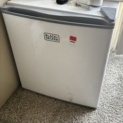 Black+Decker Mini fridge 