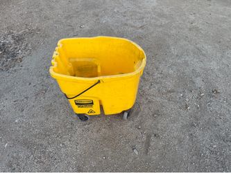 Rubbermaid mop bucket only , one broken wheel