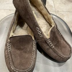 Ugg Moccasin Size 7.5 