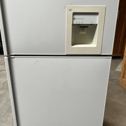 Refrigerator with Ice Maker
