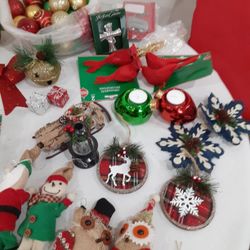 CHRISTMAS DECORATIONS / ARTS AND CRAFTS