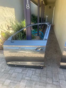 left front door and left back door 2022 Audi Q5
