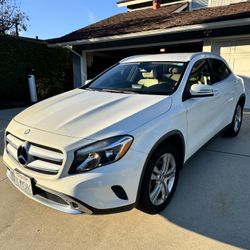 2015 White Mercedes-Benz GLA 250