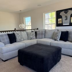 L-Shaped Sectional Sofa – Light Gray – Excellent Condition