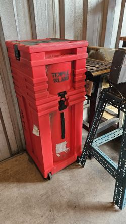 Storage container on wheels