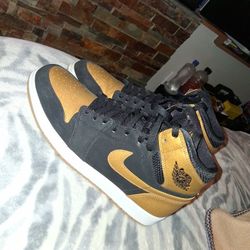 Jordan 1 Mid Black/Gold