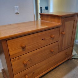 BabyRUs Baby Changing Table & Dresser