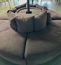 10’ round couch, sofa