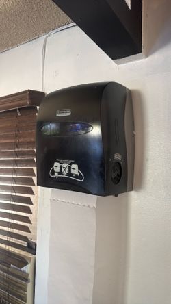 Paper towel dispenser