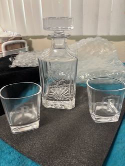 Liquor bottle 26oz and glasses 9oz