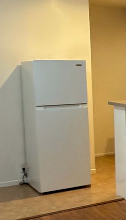 $150  White Vissani 10.1 cu. ft. Top freezer refrigerator