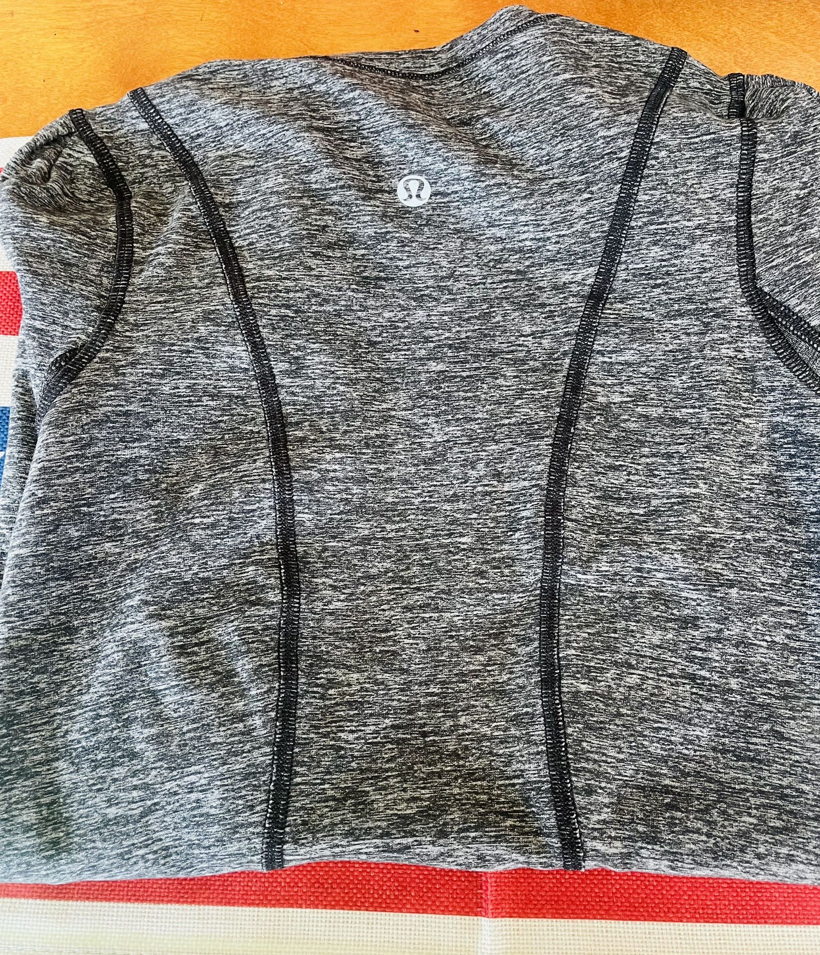 Lululemon Woman’s Size 4 Long Sleeve