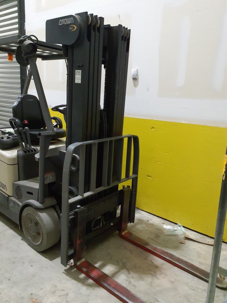Electric Forklift With Charger