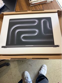 MacBook Pro Max chipset. 14 inch M5 32 gpu 36 ram / 2 tb load