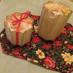 HEIRLOOM ARHAUS STARBURST WHITE 1 MED AND 1 TALL CANDLES 