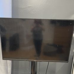 TV 42 inch GOOGLE CHROMECAST $75 like new w/ remote 19082 (has tv stand with $125 total)