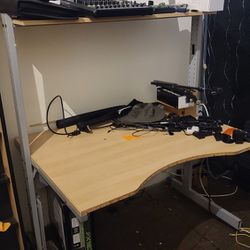 Computer desk with adjustable shelf