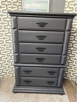 Tall chest of drawers all wood no scratches
